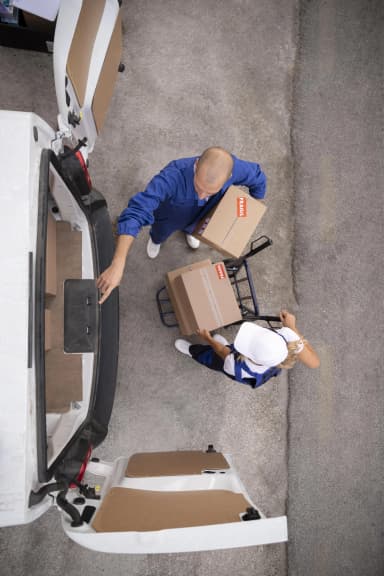 pessoas entregadoras de fotos completas segurando uma caixa pessoas entregadoras de fotos completas segurando uma caixa